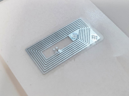 De NFC-chip is zo dun en licht dat deze onzichtbaar in een verpakking of label kan worden geïntegreerd