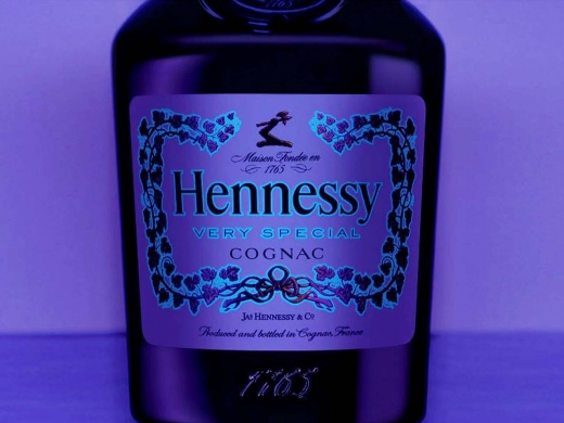 Verborgen in het Hennessy V.S. logo zijn de blacklight-contouren rondom de wijnbladeren