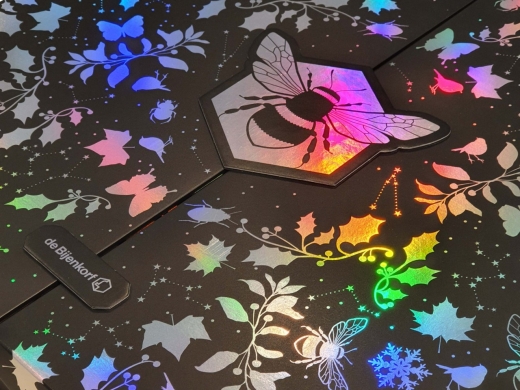 Prachtige mat zwarte ondergrond met multi-color holografische print