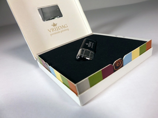 Luxe kartonnen USB-verpakking met venster en maatwerk inlay