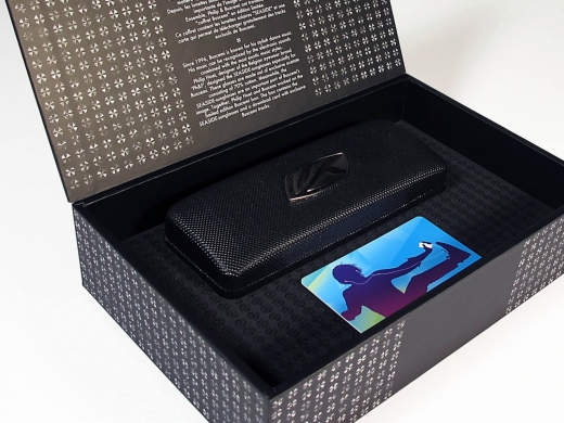 Limited edition eyewear brillen gift box met exclusieve zonnebril en muziek download kaart